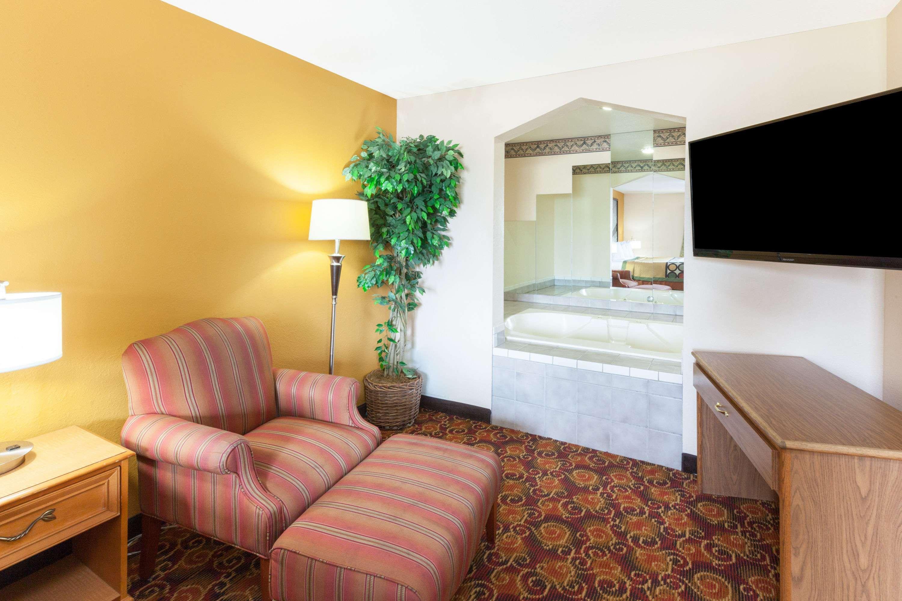 Super 8 By Wyndham Big Rapids Motel Ngoại thất bức ảnh