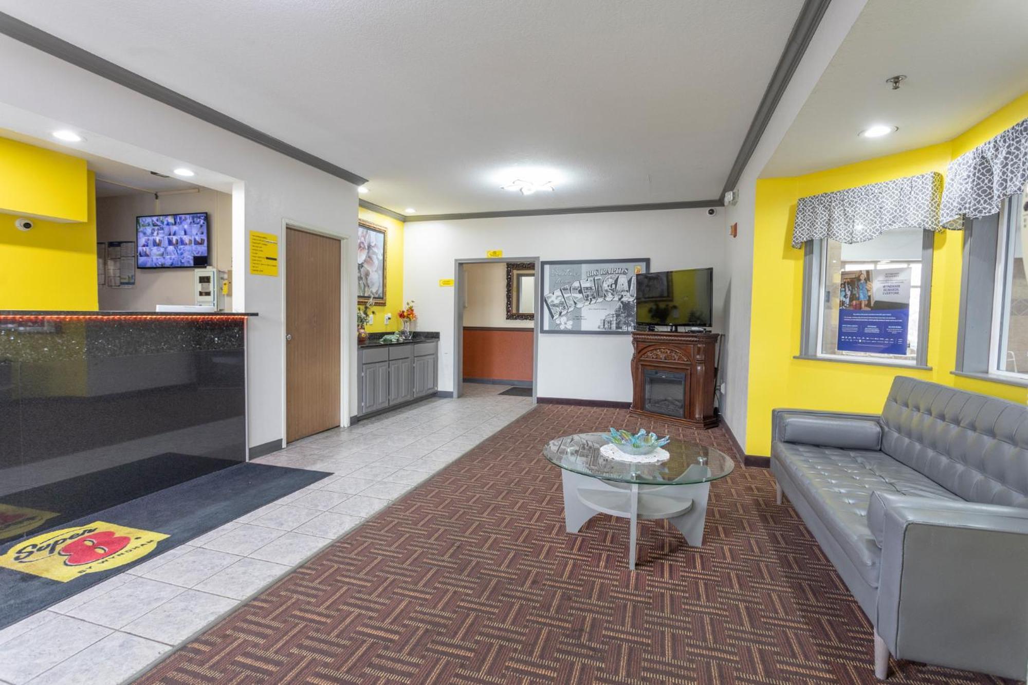 Super 8 By Wyndham Big Rapids Motel Ngoại thất bức ảnh