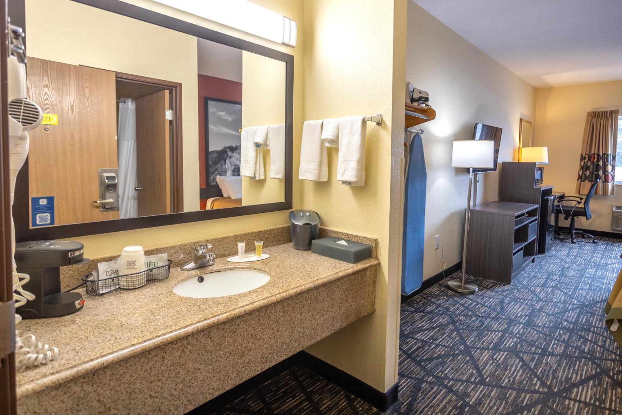 Super 8 By Wyndham Big Rapids Motel Ngoại thất bức ảnh