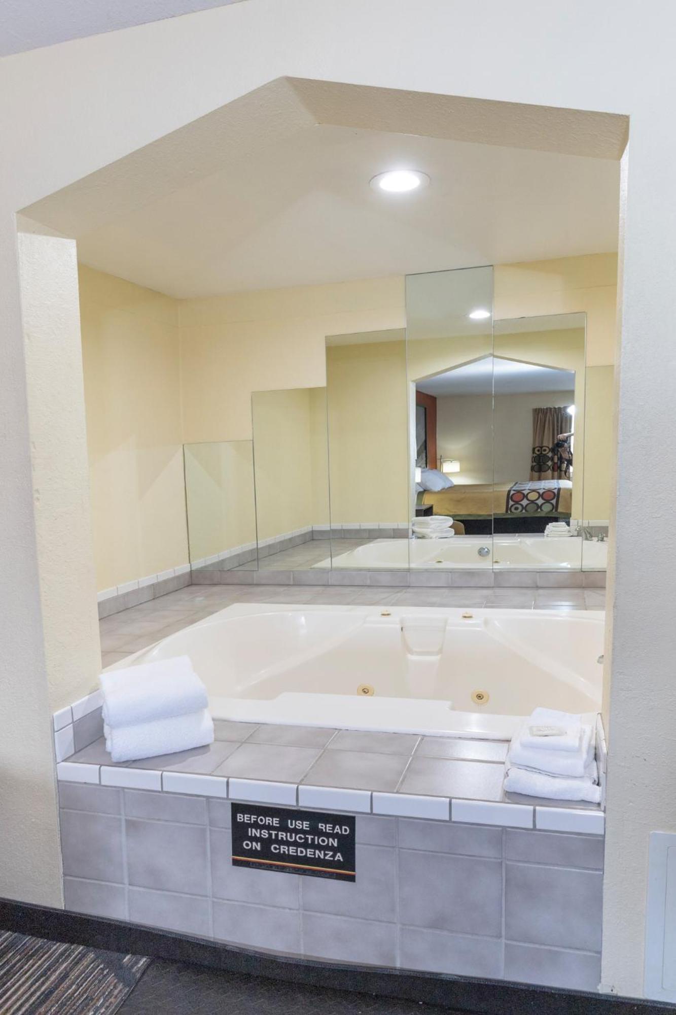 Super 8 By Wyndham Big Rapids Motel Ngoại thất bức ảnh