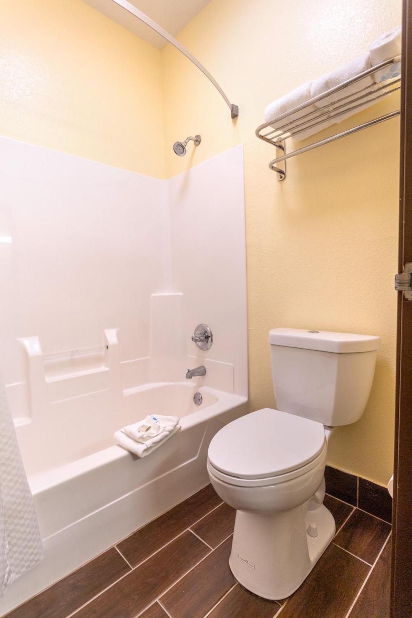 Super 8 By Wyndham Big Rapids Motel Ngoại thất bức ảnh