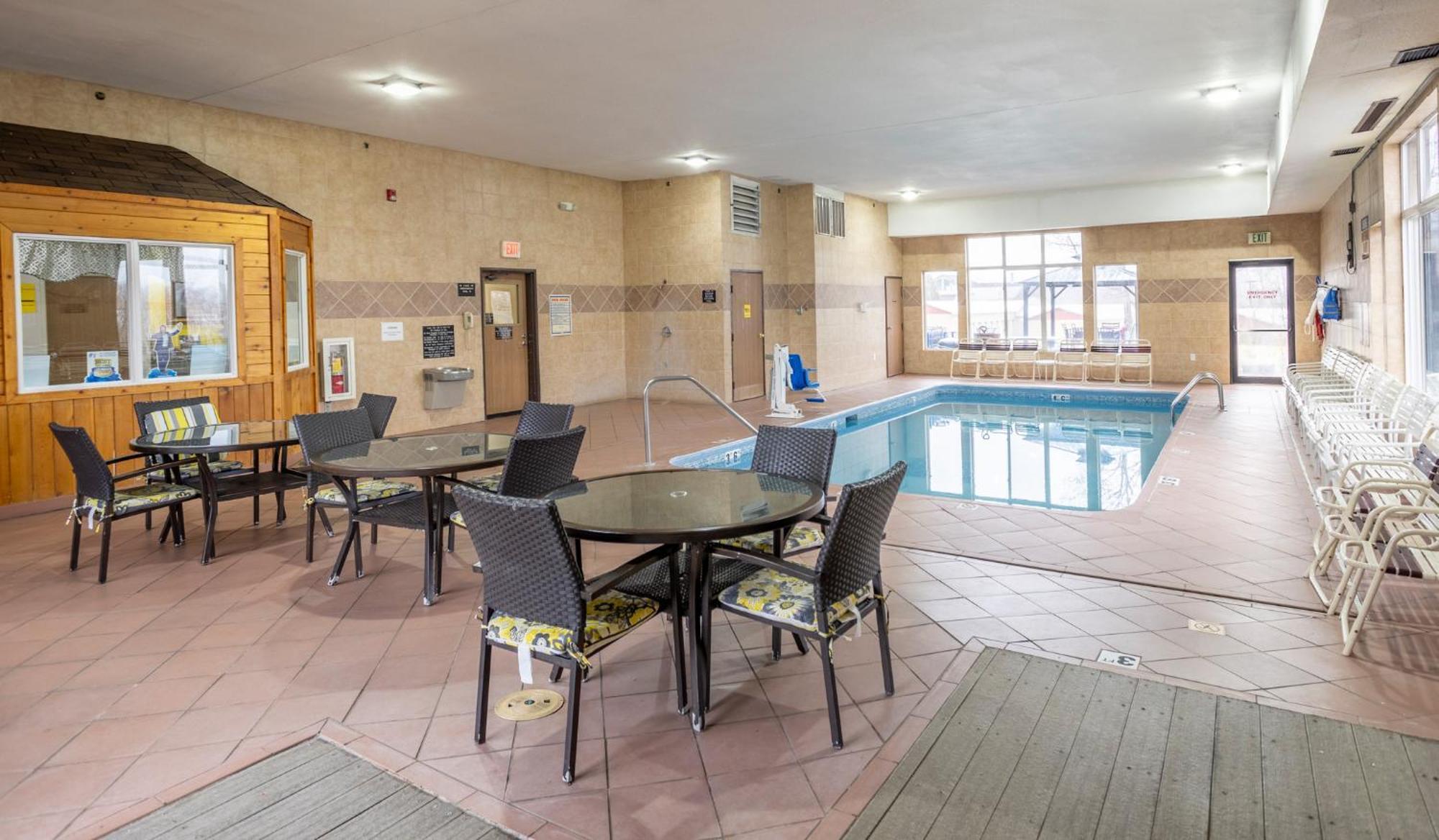 Super 8 By Wyndham Big Rapids Motel Ngoại thất bức ảnh