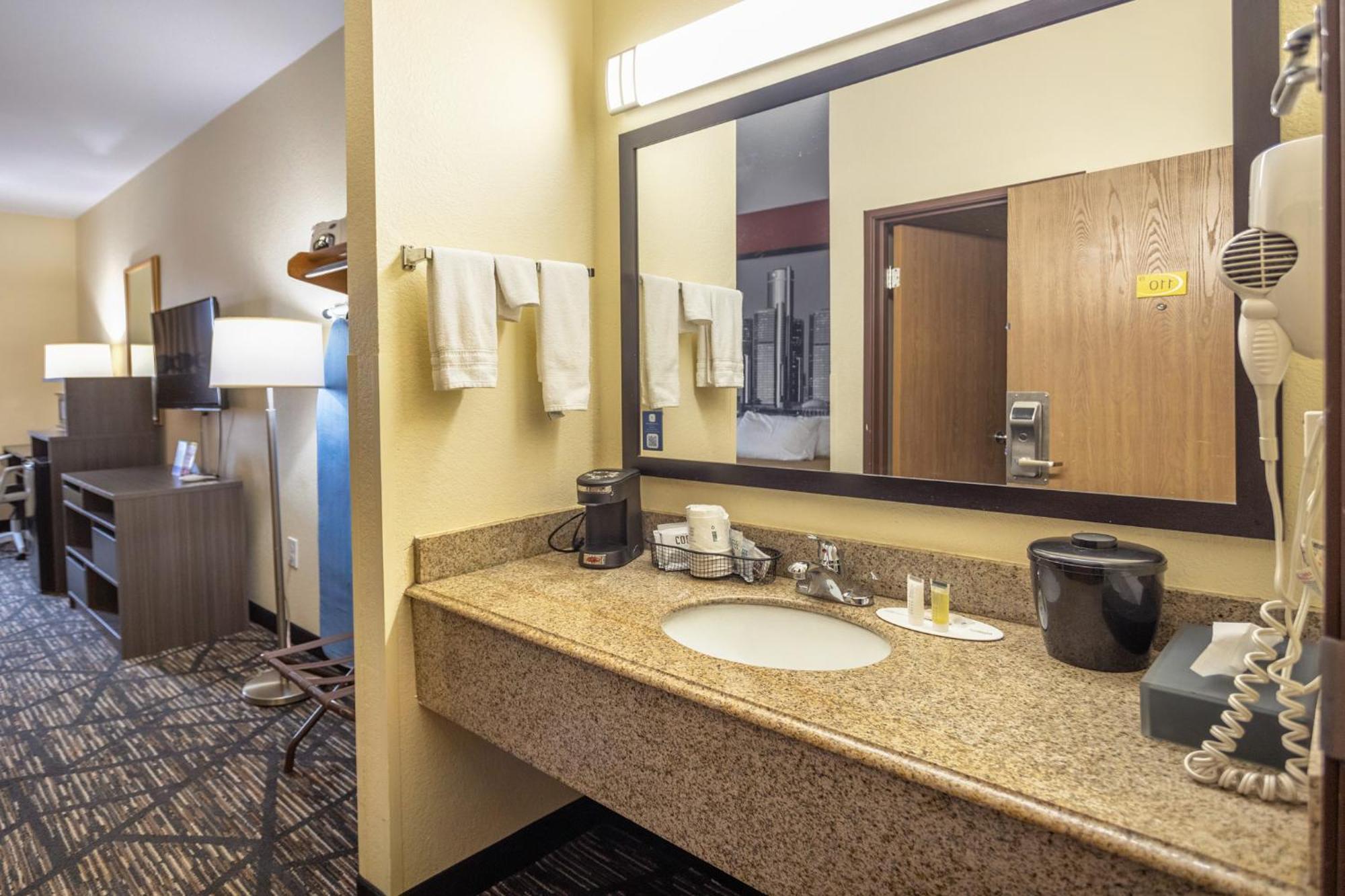 Super 8 By Wyndham Big Rapids Motel Ngoại thất bức ảnh