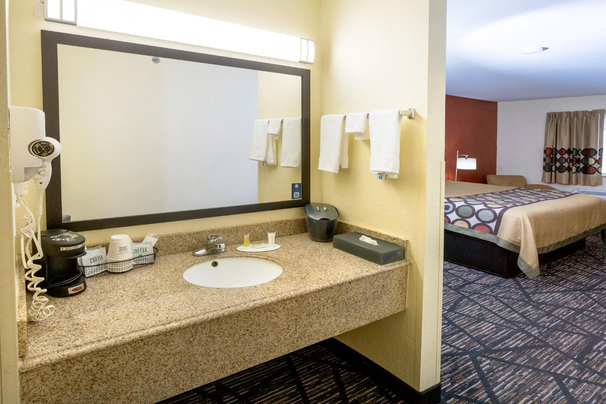 Super 8 By Wyndham Big Rapids Motel Ngoại thất bức ảnh