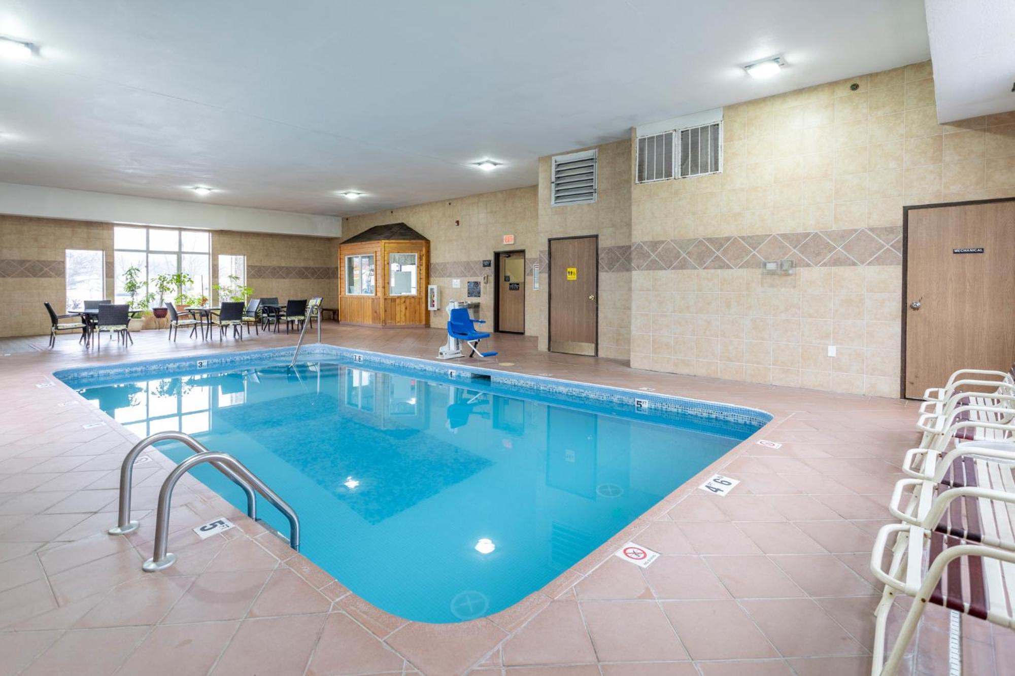 Super 8 By Wyndham Big Rapids Motel Ngoại thất bức ảnh