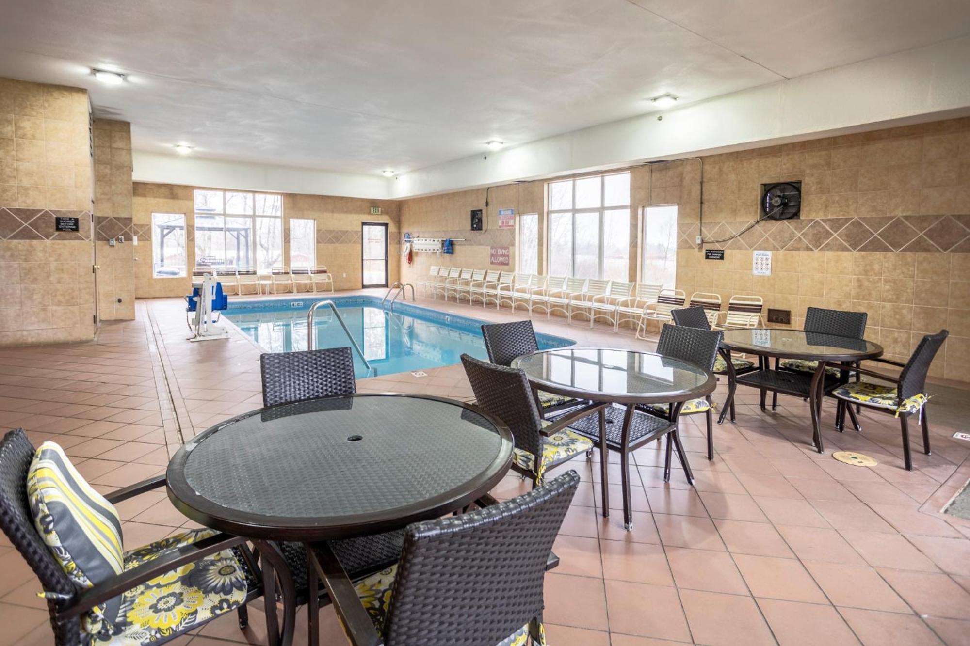 Super 8 By Wyndham Big Rapids Motel Ngoại thất bức ảnh