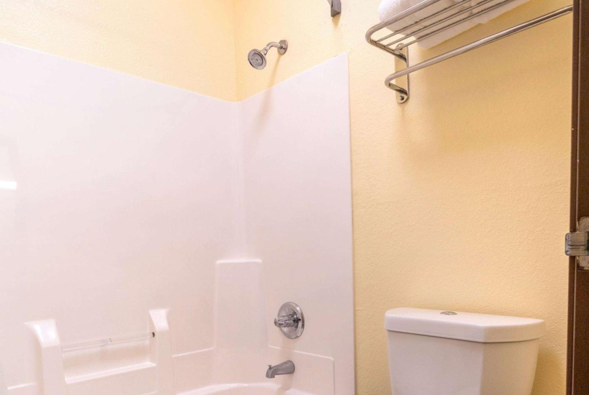 Super 8 By Wyndham Big Rapids Motel Ngoại thất bức ảnh