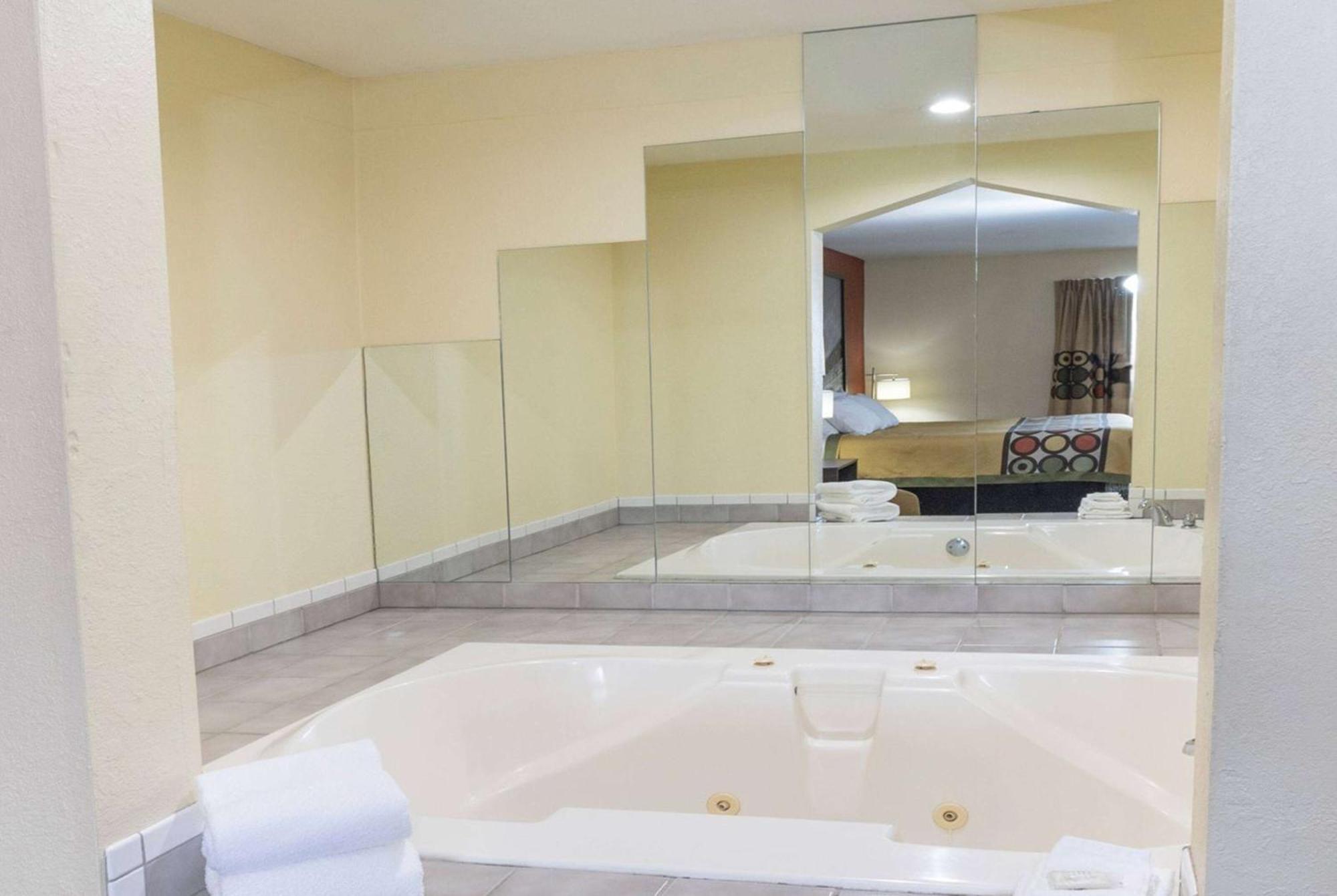 Super 8 By Wyndham Big Rapids Motel Ngoại thất bức ảnh